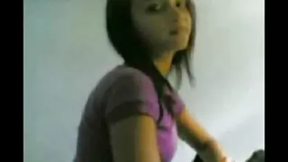 Златната брюнетка получава поток от урина celi sex filmi във ваза