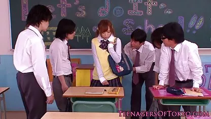 Дамата гали порно филми с рускини дупката си с тънки умели пръсти