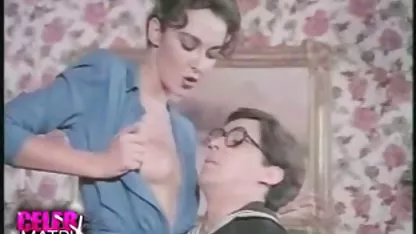 В нощен клуб Виктория беше пусната романтични секс филми в кръг.