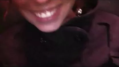 Старата жена със френски порно филми сива коса чука млад мъж