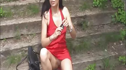 Кльощав с ентусиазъм мастурбира девствената видеоклипове със секс си путка