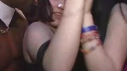 Пухка мацка се снима filmi za sex на скрита камера в солариум