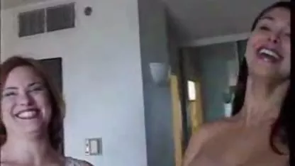 Девите дават във всички golemi cici sex дупки на гангбанг