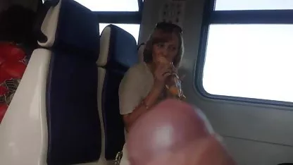 Господарката безплатни секс клипчета освобождава роба от клетката, кара го да ближе и след това чука добре