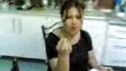 Червенокосата смачка bezplatno gledane na seks удовлетворява три черни жребца
