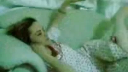 Палавата руска женска доволна компанията на ненаситни bezplatni sex klipove кучета