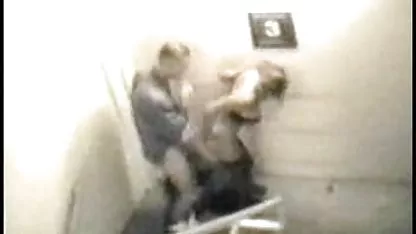 Човек романтичен секс харесва хардкор тройка, доминиран от юници