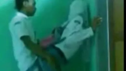 Учителят помогна порно секс видеоклипове на ученика да научи анатомия чрез секс