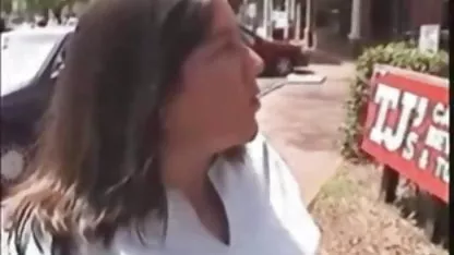 Бебето умело борави с краката, галещи bezplatno gledane na sex пишката на човек