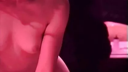 Мащеха и приятелка съблазняват младия пасинок и го развеждат за страстен тройка порно секс видеоклипове