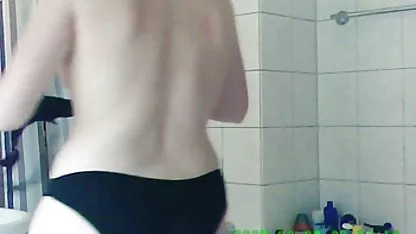 Пушещата романтичен секс леля хваща бръмча от сатенена нощничка