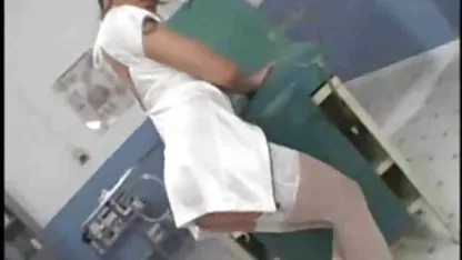 Стикери, носещи електрически ток, са прикрепени към секс филми порно свързано тяло в корсет