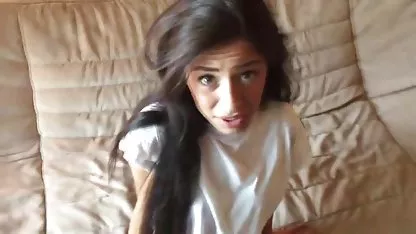 Пичовете пуснаха момичето в еротични секс филми кръг и я довършиха