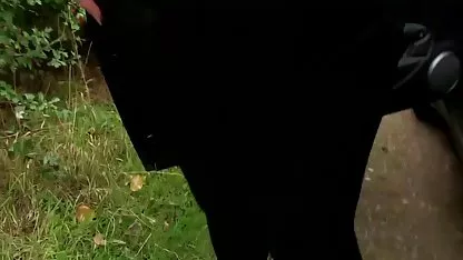 Възрастна дама bezplatno gledane na sex позволи на мъж да вмъкне празни бутилки в дупките си