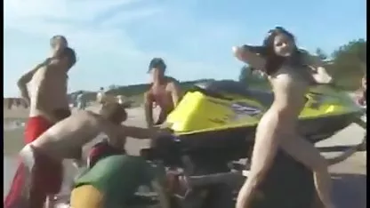 Студентите организираха развратна сексуална секс филми с животни оргия