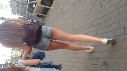 Блондинка с татуировка на обръснат пубис е прецакана от 1 секс филм порно човек