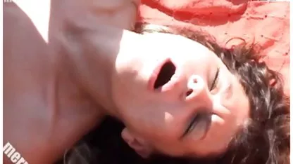 Кристина порно и секс филми бавно привързва прелестите си с вибратор