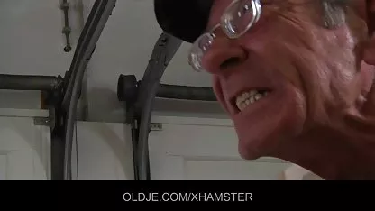 Момиче в ориенталски дрехи показа уменията секс видео филми си в свирка