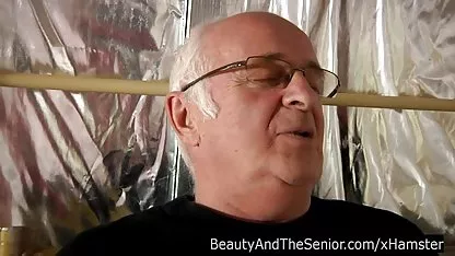 Носейки ръкавица на ръката си, лесбийка чука френски секс филми путката на приятелката си с пръст