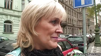 Красавицата в besplatno gledane na seks чорапи се чука сама