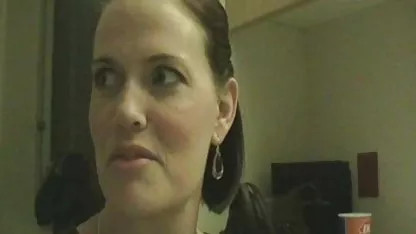 Голям бюст брюнетка празнене с пулверизъм след женско празнене твърд задник