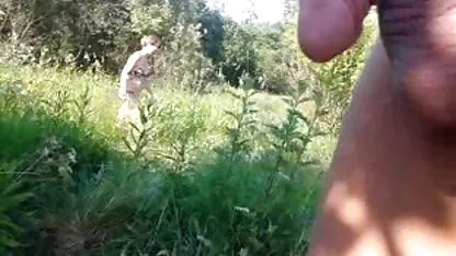 Мацка с подути зърна весело мастурбира besplatno gledane na seks в леглото си