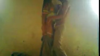 Много тънка млада дама е уморена от онлайн секс филми самотата и гали с обръсната си путка с пръсти