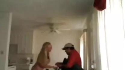 Куриерът прецака очарователен служител в офиса в чорапи и прободени зърна italianski sex filmi