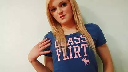 Моделът на уеб камерата се пържи безплатни секс видеоклипове само по гравитация пред потребителите на чат