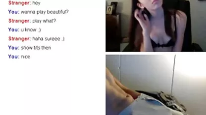 Мацка, действаща на аматьорска камера, смуче човек пишка в порно филм секс кола