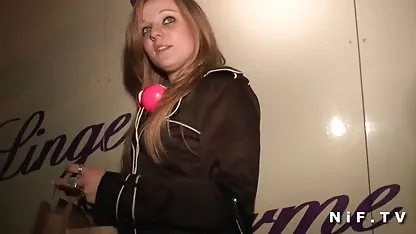 Блондинката хваща секс видео филми тръпка от секс с чернокож мъж