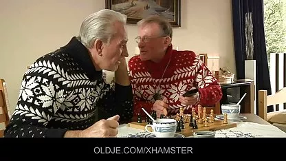 Черният пипер пържи черната жена на удобен български секс филми стол