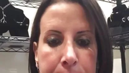 Младо момиче в училищна униформа опитва различни seks animaciq секс играчки