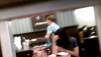 Стефани седна на стари секс филми ушите на любовника си по телефона и мастурбира путката към себе си