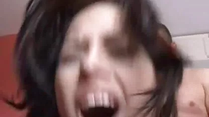 Slutty се чука секс филми за възрастни с един мъж и се присмива на втория