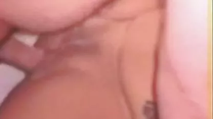 Млада мацка сладко мастурбира и се еротични секс филми изправя от пръста си