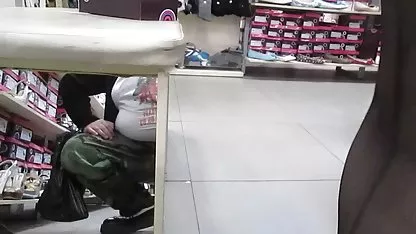 Мъж, който контролира порно филм секс три венци, ги връзва